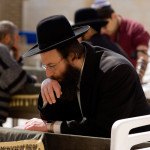 preghiera in sinagoga di ebreo ultraortodosso